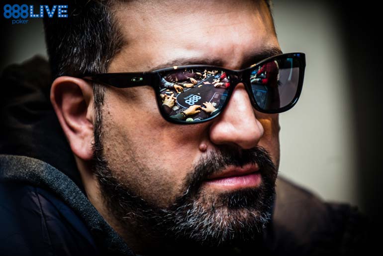 Homem jogando poker com óculos espelhados