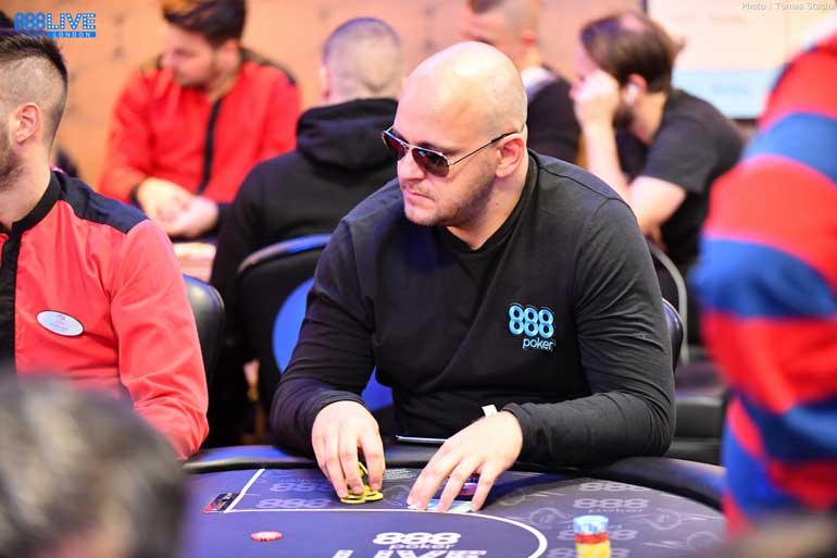 Jogador da 888 à mesa de poker