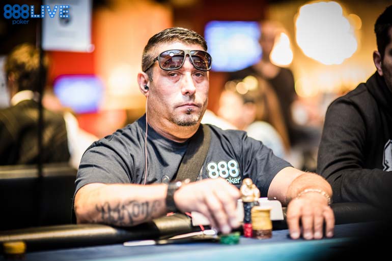 Homem jogando poker
