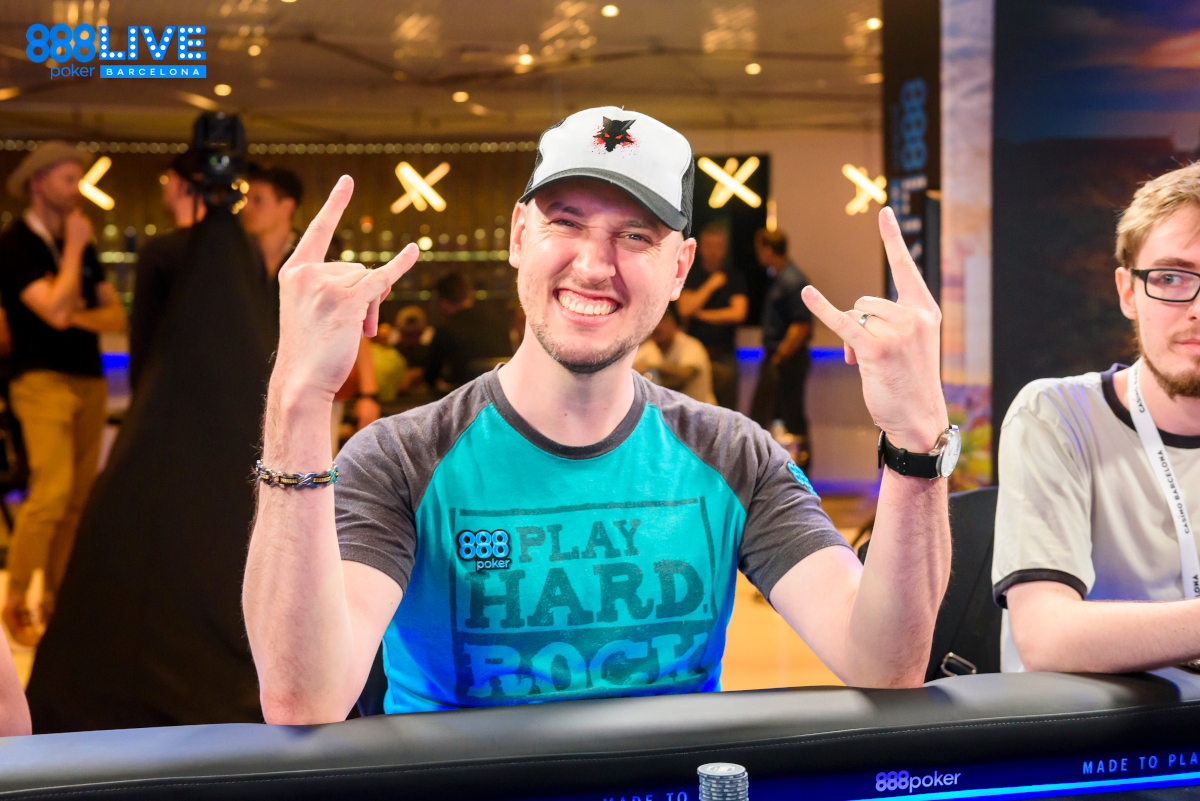 Jogador de poker empolgado