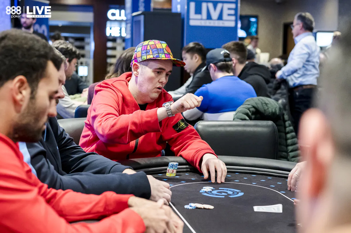Homens jogando poker