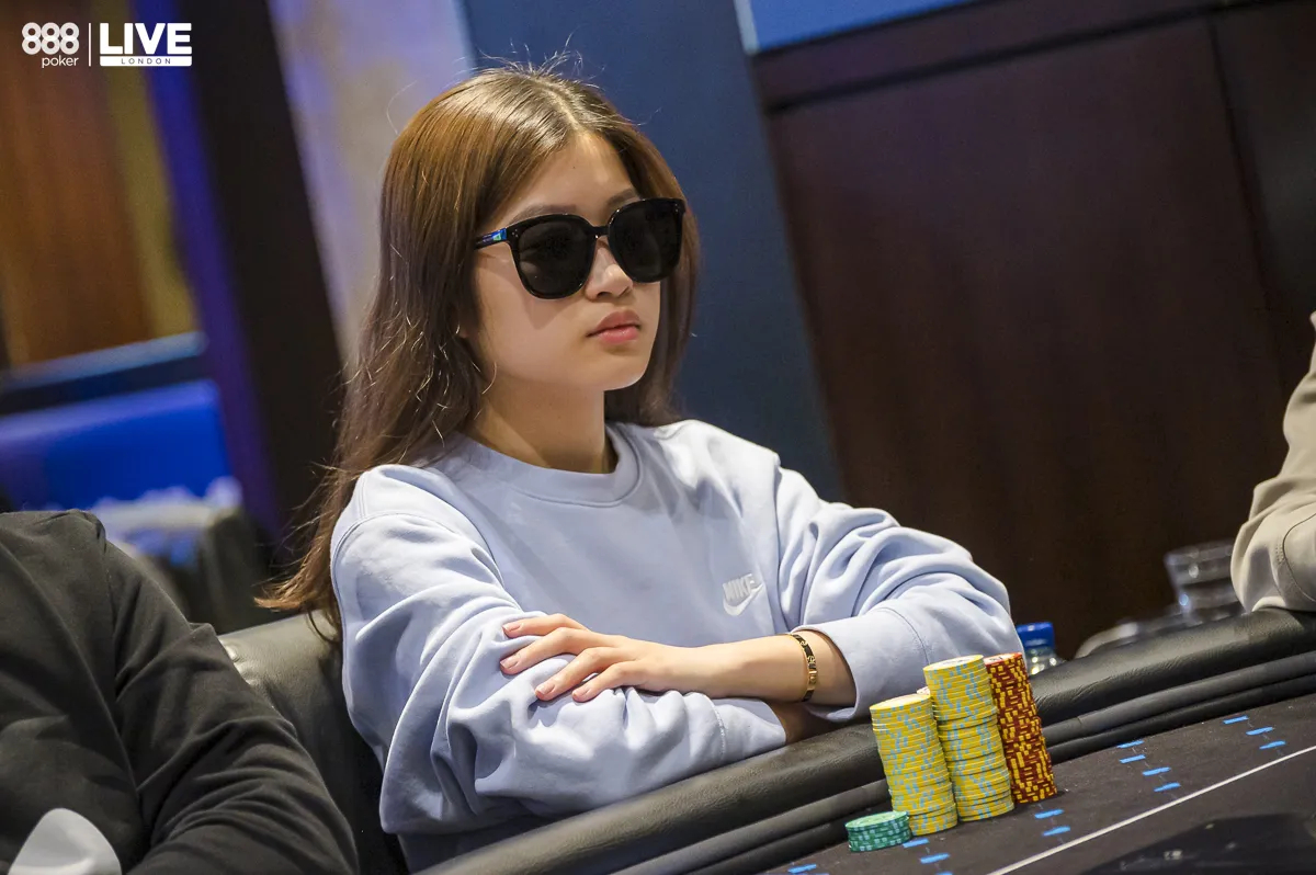 Mulher de óculos escuros jogando poker