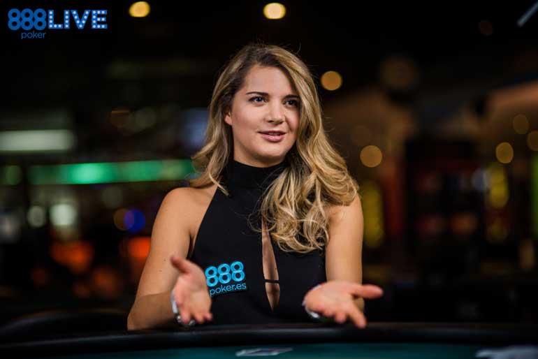 Mulher gesticula à mesa de poker