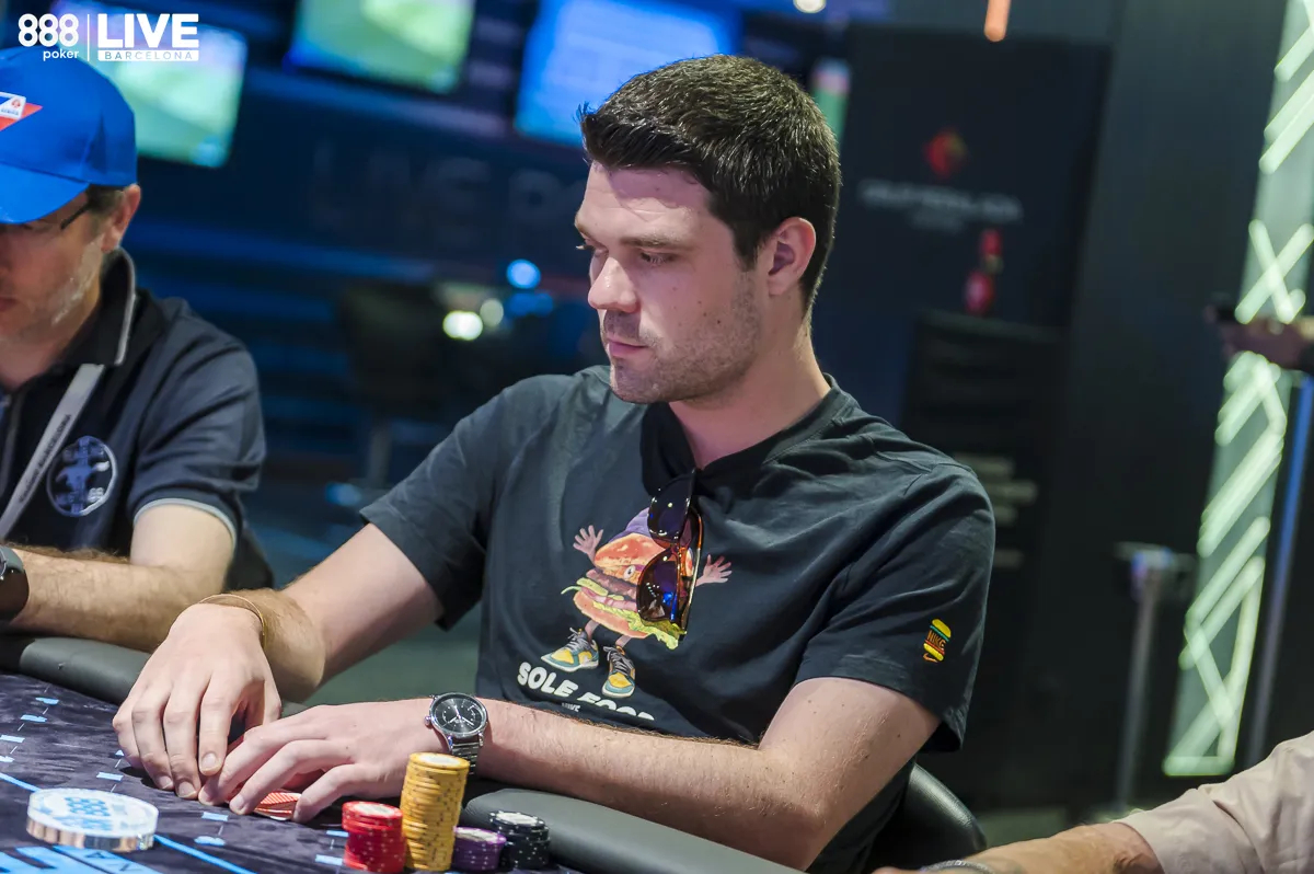 Homem jogando poker