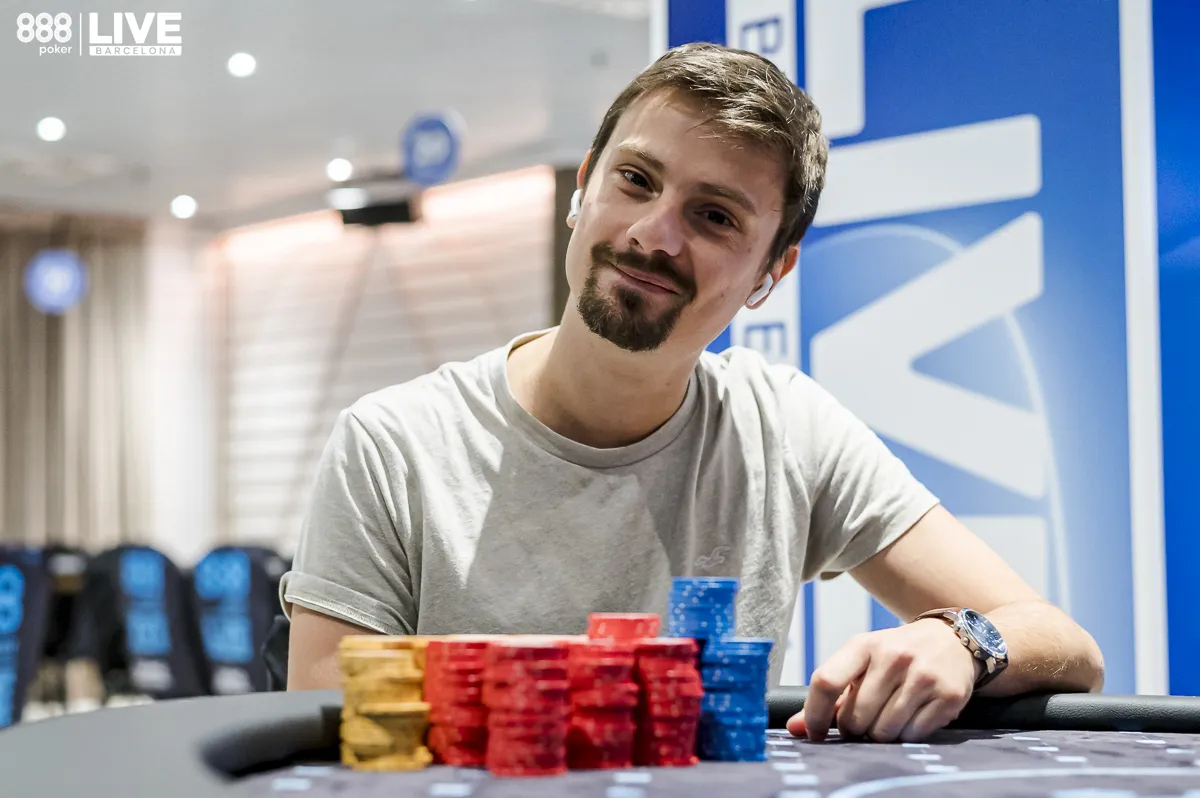 Jogador de poker sorri com suas fichas