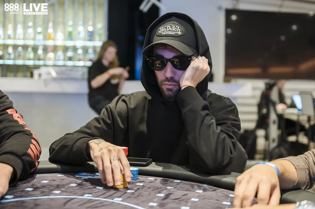 Homem de óculos escuros joga poker