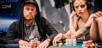 Pessoas jogando poker