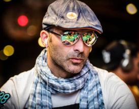Jogador de poker com óculos espelhados