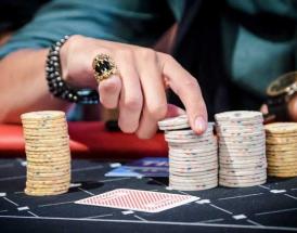 Fichas sobre uma mesa de poker
