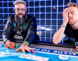 Homens jogam poker