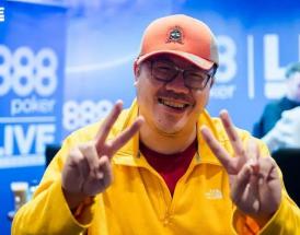 Jogador de poker acena para a câmera
