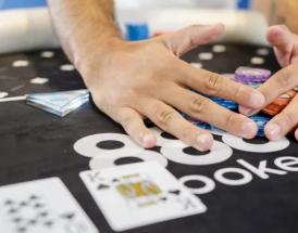 Mão recolhe o pote em jogo de poker