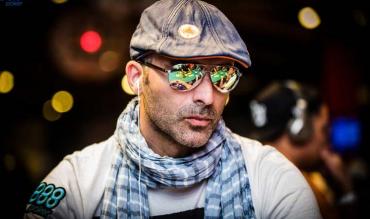 Jogador de poker com óculos espelhados