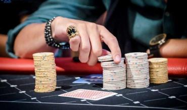 Fichas sobre uma mesa de poker
