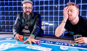 Homens jogam poker