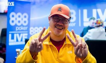 Jogador de poker acena para a câmera