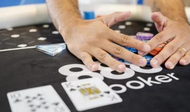 Mão recolhe o pote em jogo de poker
